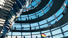 Das Foto zeigt die Glaskuppel von innen des Bundestages.